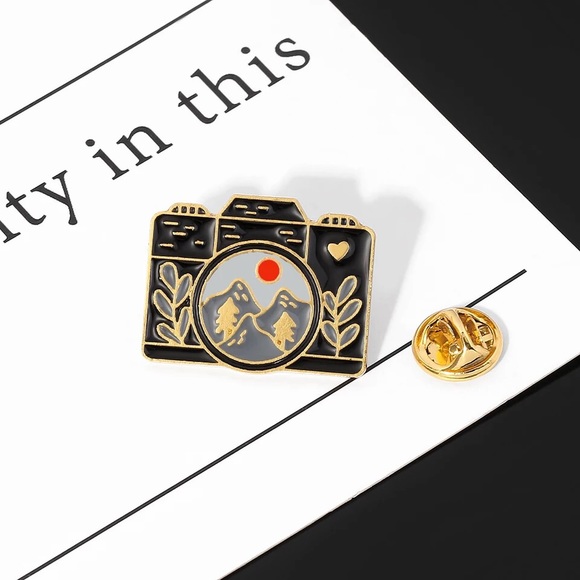🎉 New Mountain View Camera Enamel Pin - Picture 1 of 7